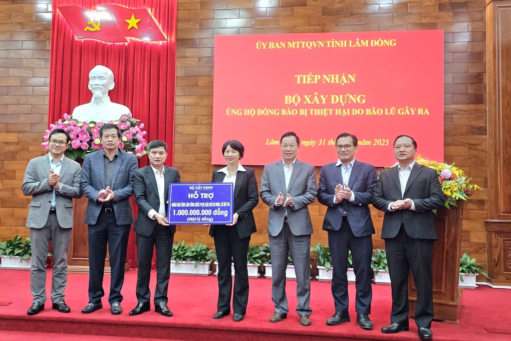 Bộ Xây dựng trao một tỷ đồng ủng hộ đồng bào vùng lũ Lâm Đồng